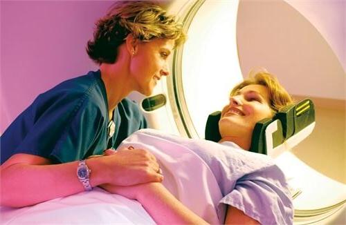 护士在帮一位女士做ct扫描